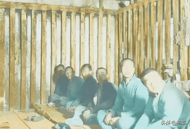 卑鄙龌龊老照片:青楼女子妖娆多姿,妇女露胸喂奶被孩子撕扯衣服