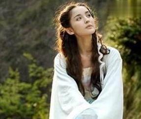 女明星都难驾驭的素衣白裳,李若彤仙气,而她穿的像只鸟