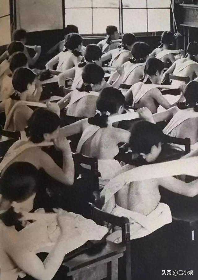 罕见照片:日本女人竟如此开放大胆,女学生脱光衣服全身赤裸上课