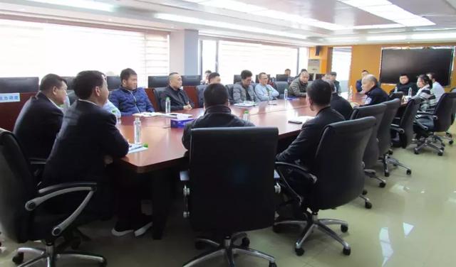 珠海一男子过马路被商务车撞飞,司机大叫冤枉,罪魁祸首另有其人!