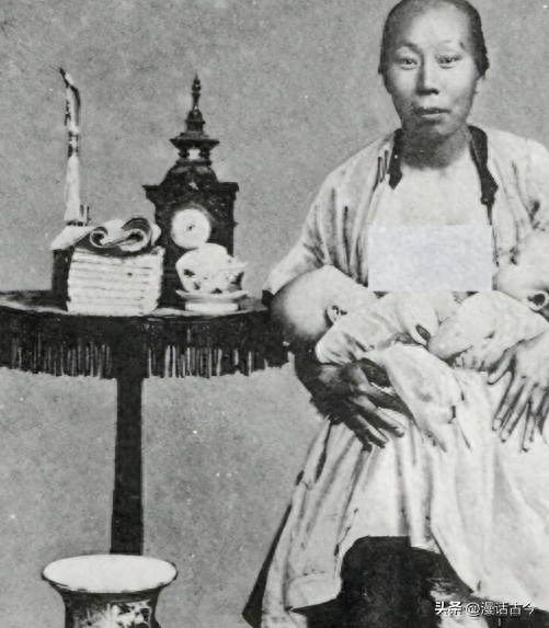 卑鄙龌龊老照片:青楼女子妖娆多姿,妇女露胸喂奶被孩子撕扯衣服