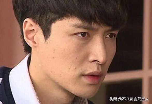 精修的是神颜,生图满脸痘,痘坑、黑眼圈、长斑,明星没那么美