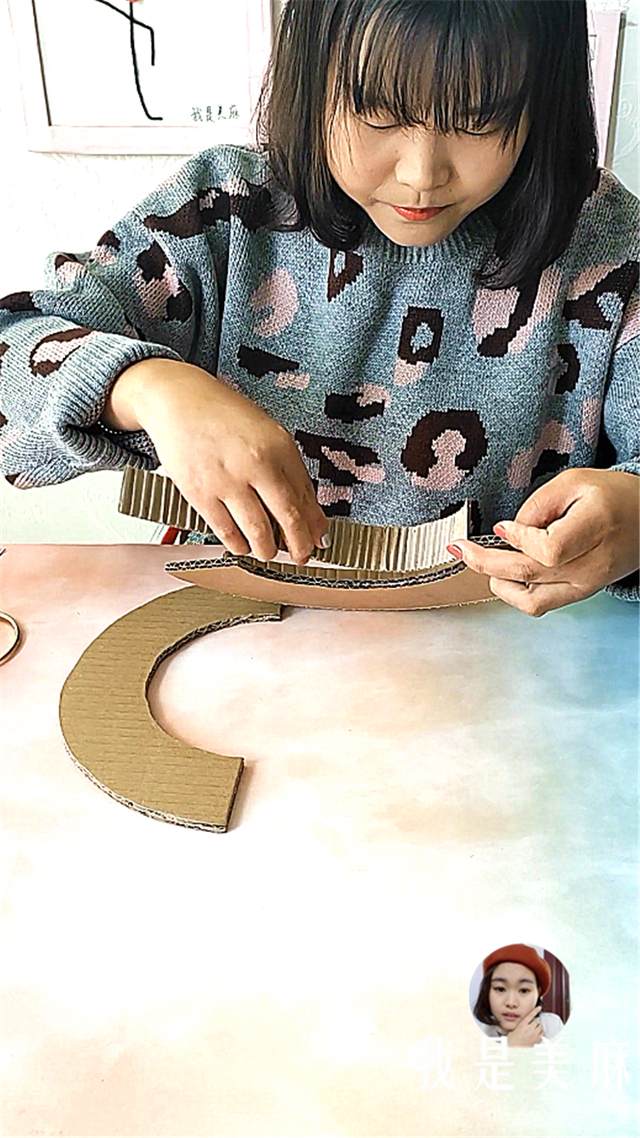 妈妈用废纸箱给儿子做了个汽车轨道,步骤超简单,看完先收藏了