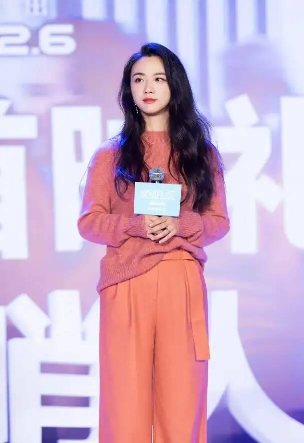 汤唯封面大片曝光,红唇湿发妩媚撩人,凹凸身材玩起“欲女风”