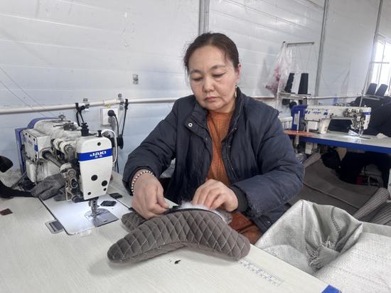 库尔勒市:汽车座套“裁”出致富蓝图
