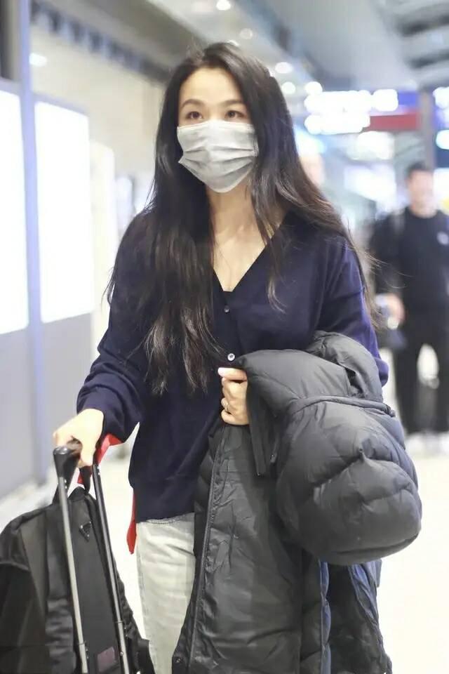 汤唯封面大片曝光,红唇湿发妩媚撩人,凹凸身材玩起“欲女风”