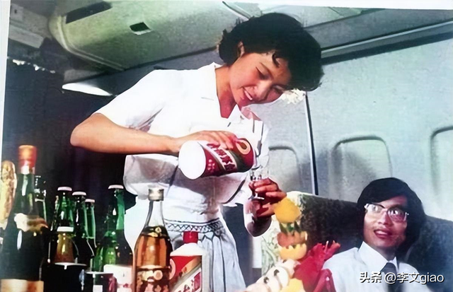 20张屈辱照片:德国女犯一丝不挂被枪决,被拍卖的大胸女人