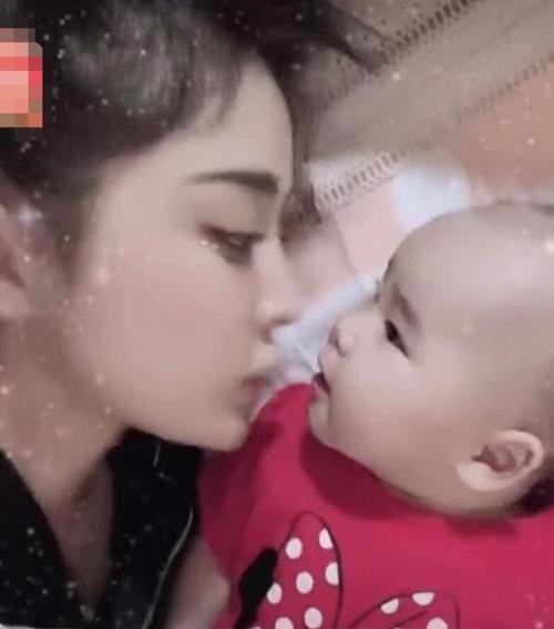 古力娜扎涂口红亲吻小侄女嘴巴引热议,以后别再亲嘴啦