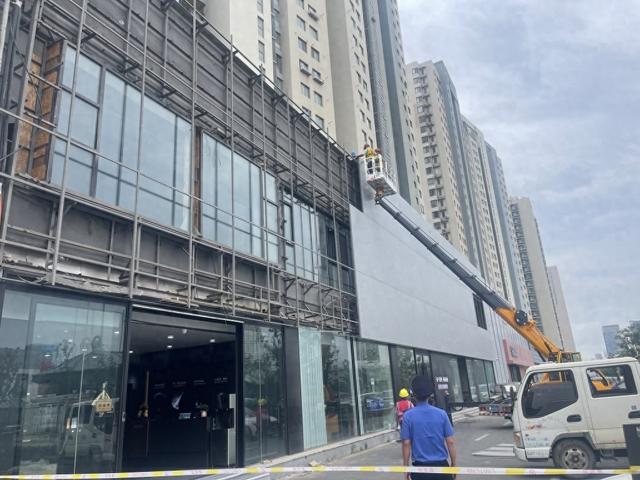 加强“透窗”专项整治,拆除大型挡窗门头