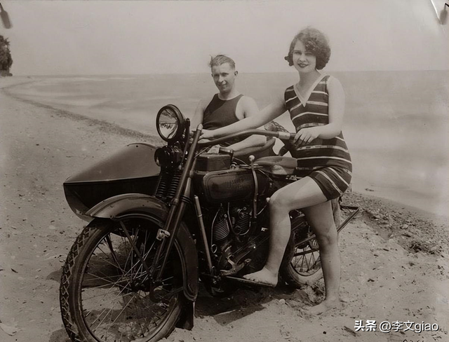 20张屈辱照片:德国女犯一丝不挂被枪决,被拍卖的大胸女人