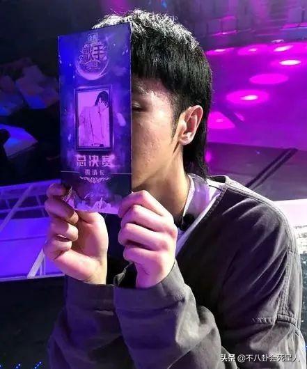 精修的是神颜,生图满脸痘,痘坑、黑眼圈、长斑,明星没那么美