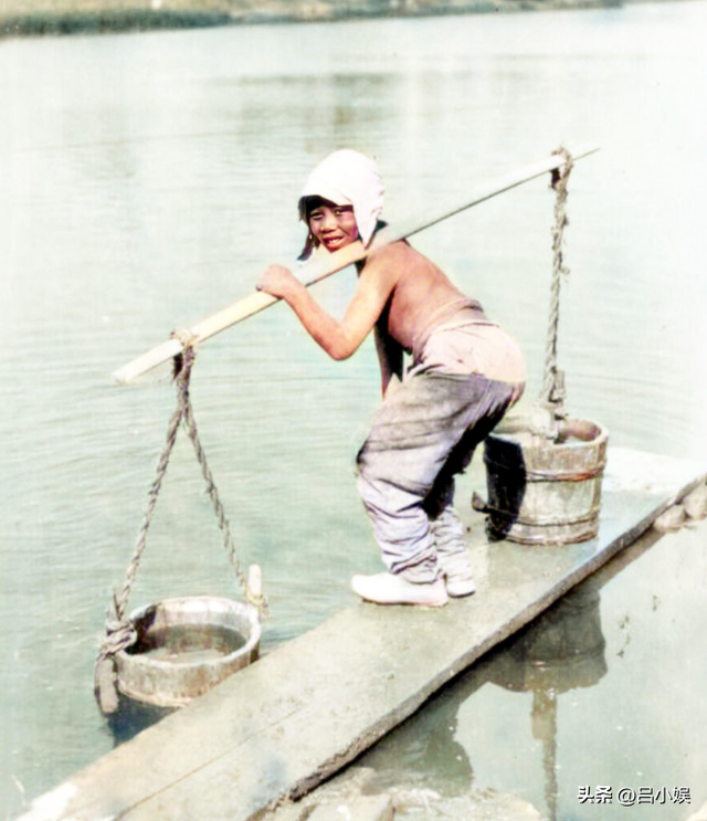 罕见照片:日本女人竟如此开放大胆,女学生脱光衣服全身赤裸上课