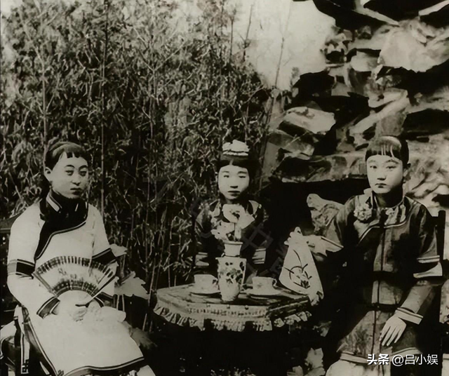 罕见照片:日本女人竟如此开放大胆,女学生脱光衣服全身赤裸上课