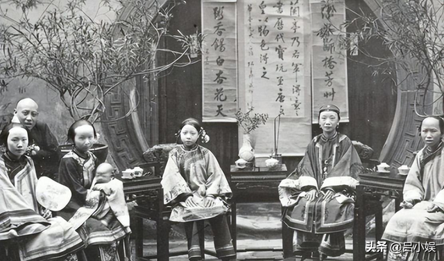 罕见照片:日本女人竟如此开放大胆,女学生脱光衣服全身赤裸上课