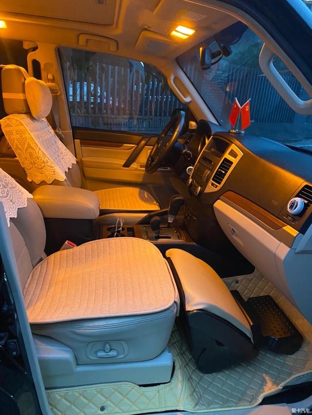 落地70万,老款帕杰罗用车分享,车主:四驱很不错,城市油耗14L