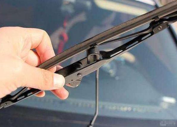 雨刷器多久需要更换?别傻傻不知道,车窗越刮越脏