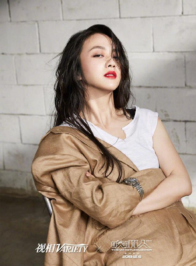 汤唯封面大片曝光,红唇湿发妩媚撩人,凹凸身材玩起“欲女风”