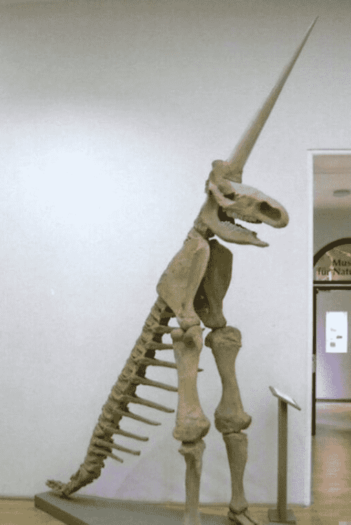 卑鄙龌龊老照片:青楼女子妖娆多姿,妇女露胸喂奶被孩子撕扯衣服