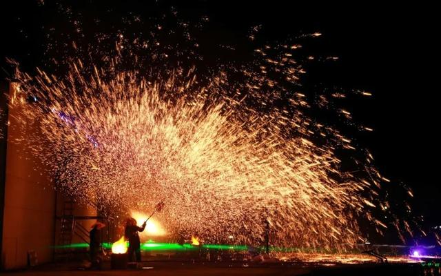 新闻8点见丨千里骑行后,父亲的“心事”;北京新春游园会攻略来啦