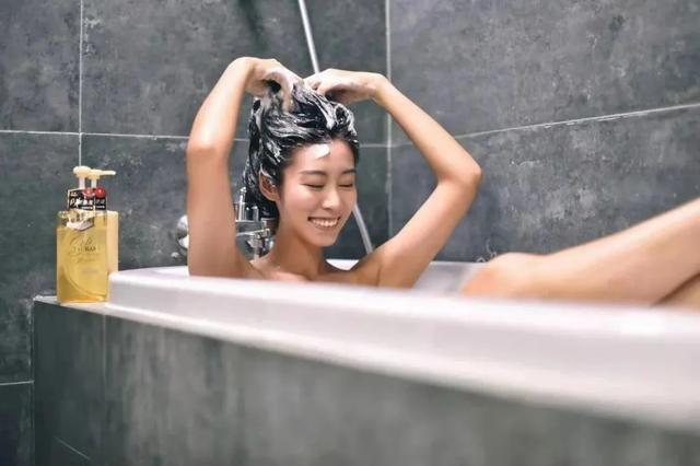 176cm的极致长腿女神有多性感?一张浴缸美照告诉你