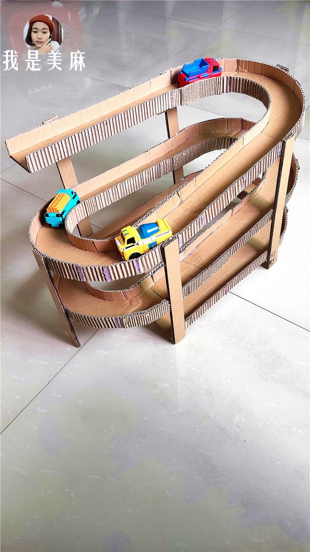 妈妈用废纸箱给儿子做了个汽车轨道,步骤超简单,看完先收藏了