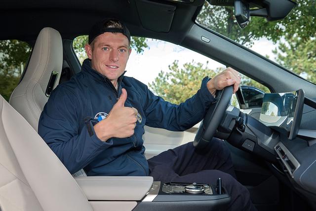 免费使用1年!皇马全队喜提宝马新车,女足22人也都有份