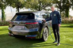 皇马汽车(免费使用1年皇马全队喜提宝马新车，女足22人也都有份)