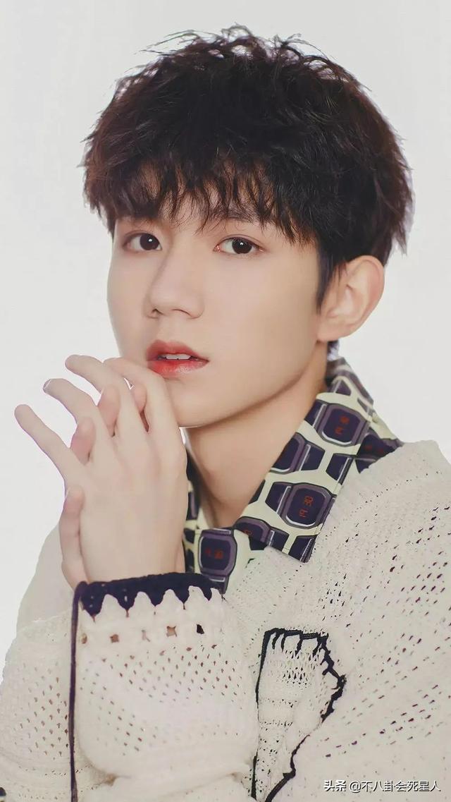 精修的是神颜,生图满脸痘,痘坑、黑眼圈、长斑,明星没那么美