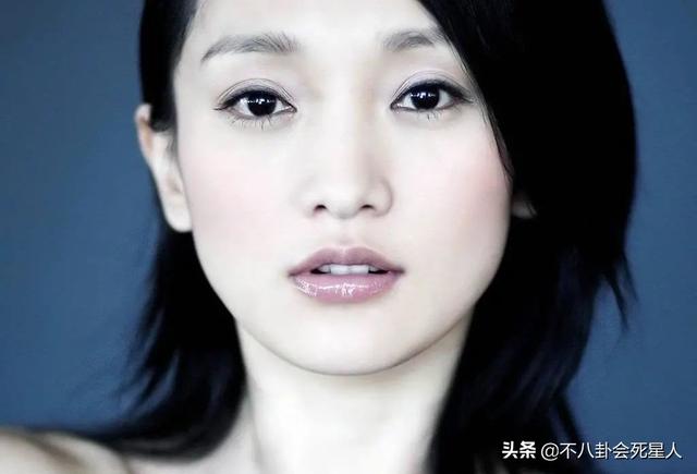 精修的是神颜,生图满脸痘,痘坑、黑眼圈、长斑,明星没那么美