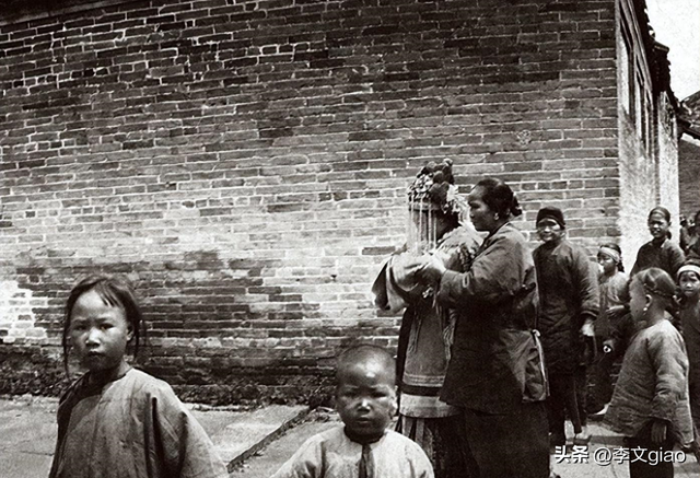 20张屈辱照片:德国女犯一丝不挂被枪决,被拍卖的大胸女人