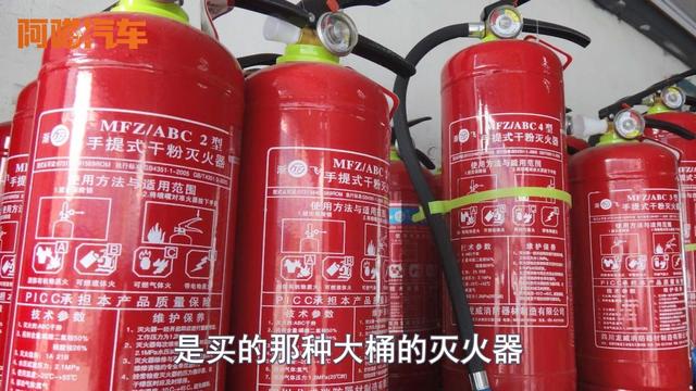 夏季车载灭火器不要乱放,放错地方出事后悔莫及,你一般放在哪?