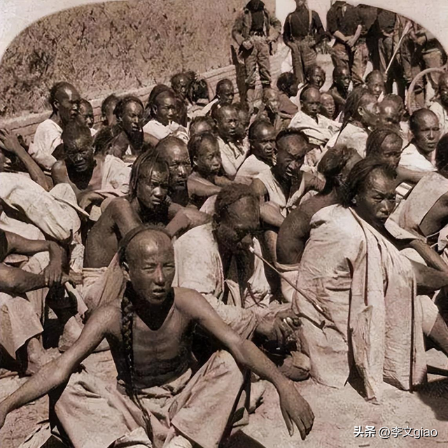 20张屈辱照片:德国女犯一丝不挂被枪决,被拍卖的大胸女人