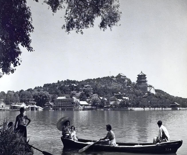 卑鄙龌龊老照片:青楼女子妖娆多姿,妇女露胸喂奶被孩子撕扯衣服