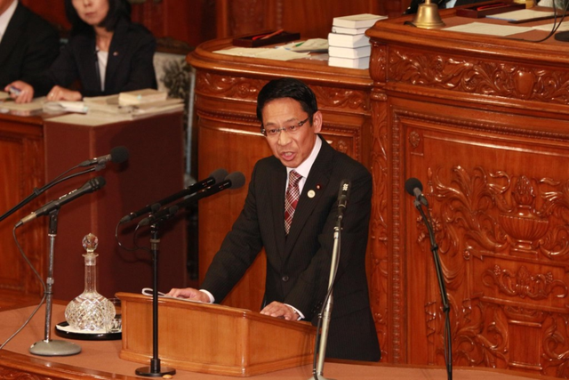 日本58岁前议员侵犯初中女生,判缓刑惹众怒,被曝曾是中小学老师