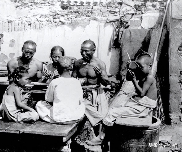 罕见照片:日本女人竟如此开放大胆,女学生脱光衣服全身赤裸上课