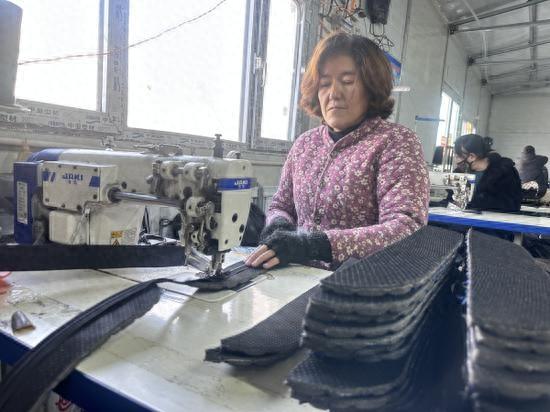 库尔勒市:汽车座套“裁”出致富蓝图