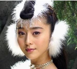 女明星都难驾驭的素衣白裳,李若彤仙气,而她穿的像只鸟