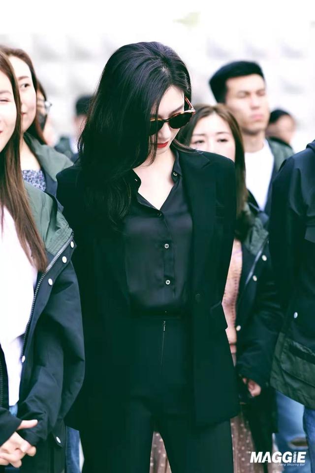 江疏影涂红唇演美女律师,与彭昱畅上演姐弟恋,网友:这腿绝了