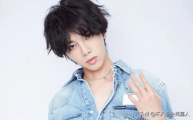 精修的是神颜,生图满脸痘,痘坑、黑眼圈、长斑,明星没那么美