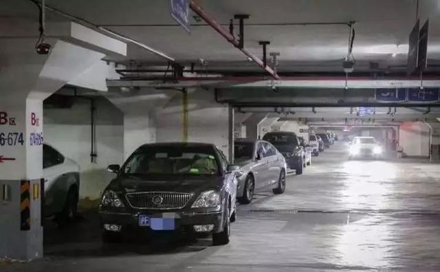 在车上亲热被人拍成视频在网上散播,更要命的是……网友:泄露隐私更可恶