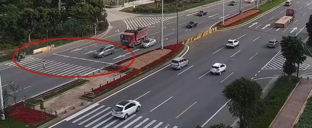 珠海一男子过马路被商务车撞飞,司机大叫冤枉,罪魁祸首另有其人!