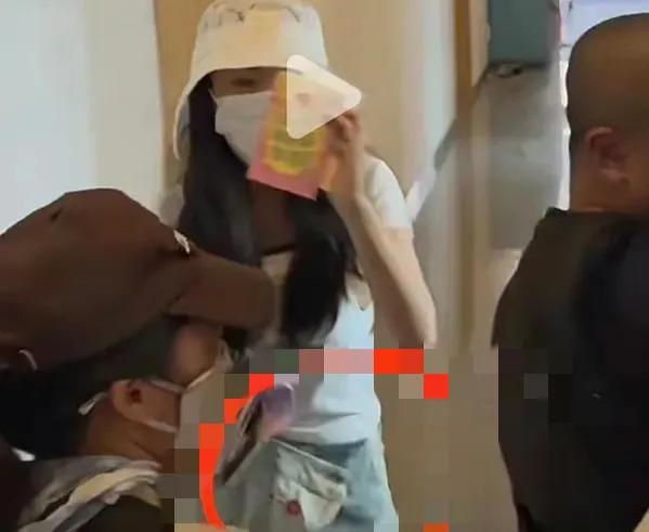 看吐了!耳屎、头屑、油头,就没见过这么邋遢的女明星!