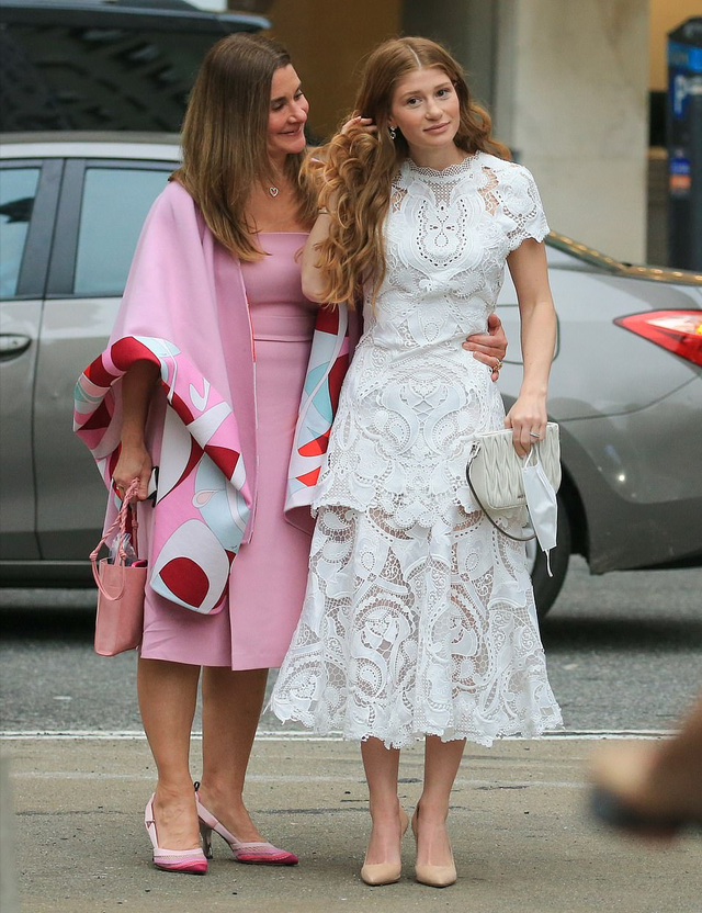 比尔盖茨前妻闪耀出街!一身粉裙尽显富婆范,25岁女儿蕾丝裙好美