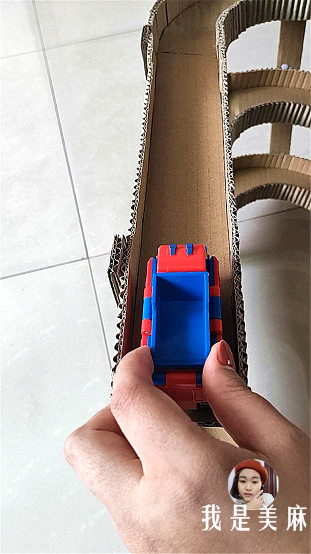 妈妈用废纸箱给儿子做了个汽车轨道,步骤超简单,看完先收藏了