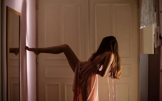 瑞士美女摄影师科夫蒂尼自拍人体私房照,绝美的光影艺术