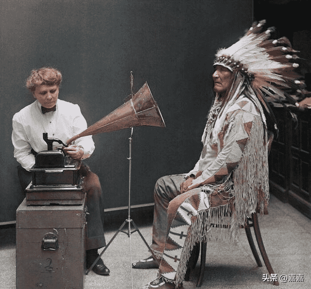 卑鄙龌龊老照片:青楼女子妖娆多姿,妇女露胸喂奶被孩子撕扯衣服