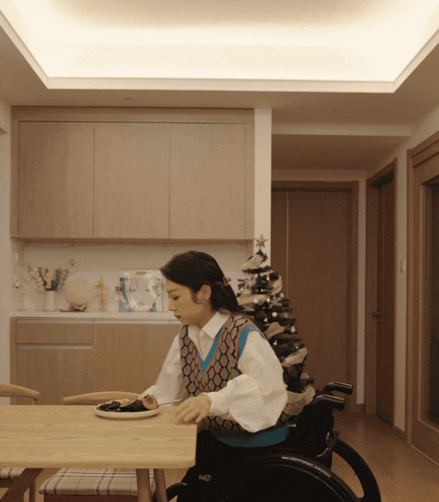 90后湖北轮椅美女:独居,超酷