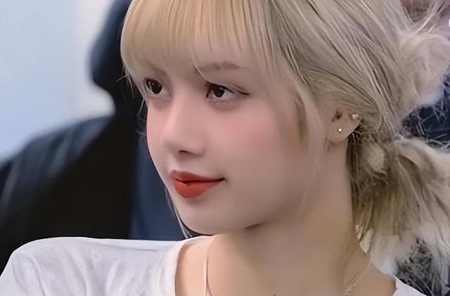 Lisa被指丰臀过度,盲目追求欧美风比例失调,还没被豪门男友承认