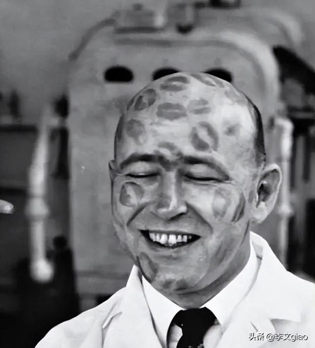 20张屈辱照片:德国女犯一丝不挂被枪决,被拍卖的大胸女人