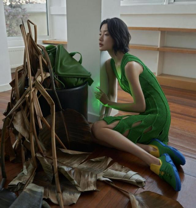 超模杜鹃深夜路边抽烟,吞云吐雾动作熟练,与男友人热聊好娇羞